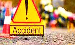 पुलिस वाहन ट्रक से टकराया, थाना प्रभारी सहित चार घायल पुलिस वाहन ट्रक से टकराया, थाना प्रभारी सहित चार घायल