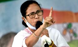 बोली दीदी-पान मसाला खाने,तिलक लगाने वाले गुंडे भेज रही BJP बोली दीदी-पान मसाला खाने,तिलक लगाने वाले गुंडे भेज रही BJP