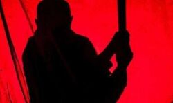 तुम धोखेबाज हो- पकड़ो अपने गिफ्ट- फिर ले ली जान तुम धोखेबाज हो- पकड़ो अपने गिफ्ट- फिर ले ली जान