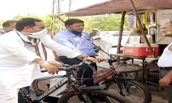 ऊर्जा मंत्री साइकिल पर- घूमे गलियों में- समस्याओं को सुना