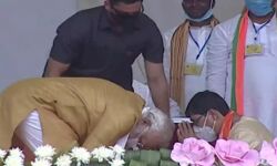 PM ने छुए नेता के पैर- जनता बोली- वाह!