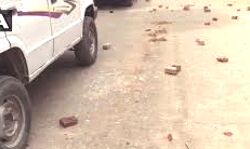 पुलिस टीम पर पथराव- जमीन कब्जा मुक्त कराने गई थी टीम