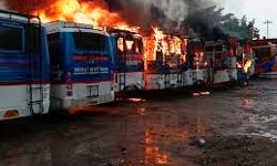 बस स्टैंड में आग लगने से 7 बसें जलीं बस स्टैंड में आग लगने से 7 बसें जलीं