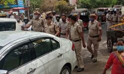 बदमाशों का हमला- पुलिस की आंखों में झोंकी मिर्च- साथी को छुड़ाया