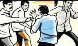 घर में खा रहा था खाना- बुलेरो आई- उठा ले गये बदमाश घर में खा रहा था खाना- बुलेरो आई- उठा ले गये बदमाश