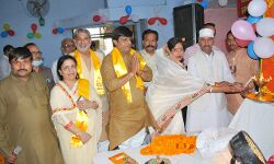 होली की उमंग-उडा रंग और गुलाल-किया प्रभु का गुणगान होली की उमंग-उडा रंग और गुलाल-किया प्रभु का गुणगान