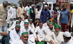 किसानों ने किया चक्का जाम- किया प्रदर्शन किसानों ने किया चक्का जाम- किया प्रदर्शन