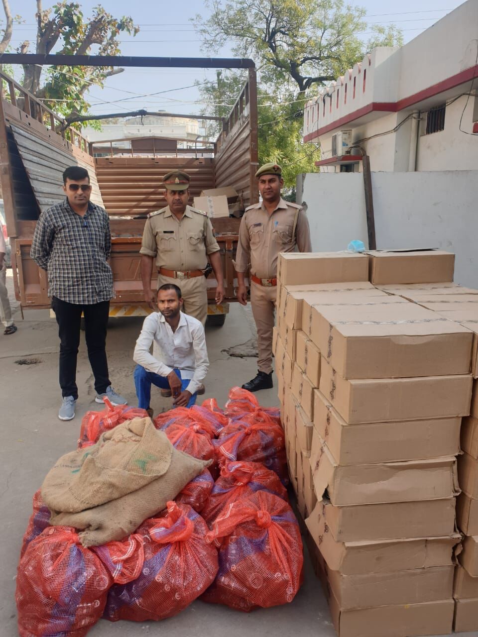 लाखों की शराब बरामद- मुठभेड़ में एक तस्कर अरेस्ट