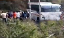 कार ने बस को टक्कर मारी- खाई में आधी लटकी बस कार ने बस को टक्कर मारी- खाई में आधी लटकी बस