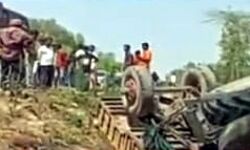 ट्रक ने ट्रेक्टर-ट्राली में मारी टक्कर- ट्राली पलटी- कई गंभीर ट्रक ने ट्रेक्टर-ट्राली में मारी टक्कर- ट्राली पलटी- कई गंभीर