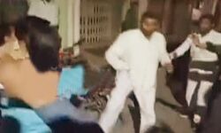 मंदिर कमेटी का हो रहा था चुनाव- अचानक चलने लगे लात-घूसे मंदिर कमेटी का हो रहा था चुनाव- अचानक चलने लगे लात-घूसे