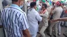 भाजपा विधायक से मारपीट- कपड़े फाड़े- पोती कालिख भाजपा विधायक से मारपीट- कपड़े फाड़े- पोती कालिख