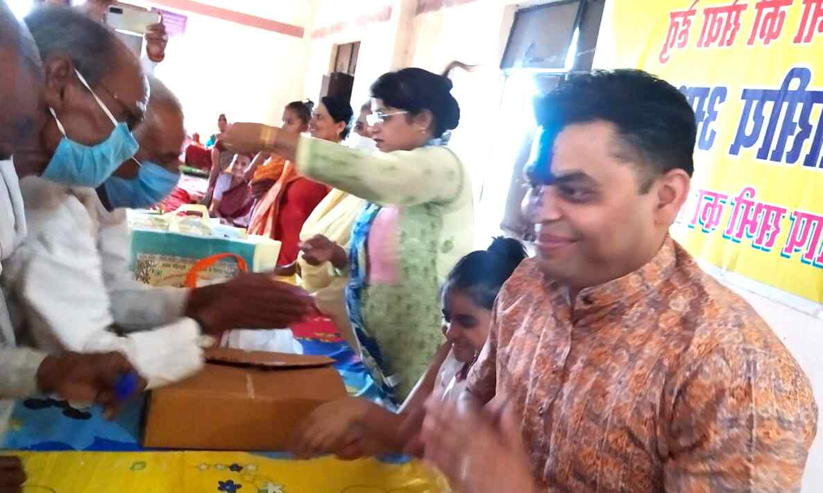 DM ने वृद्धाश्रम में पहुंचकर सभी के साथ खेली होली
