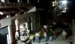 घर में घुसे दबंग- लाठी-डंडों से किया हमला घर में घुसे दबंग- लाठी-डंडों से किया हमला