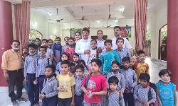 मंत्री कपिल ने जमाया रंग- बच्चों के साथ खेली फूलों की होली मंत्री कपिल ने जमाया रंग- बच्चों के साथ खेली फूलों की होली