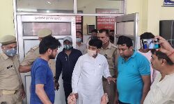 सिलेंडर हादसा- मंत्री कपिल देव पहुंचे अस्पताल- घायलों को एम्स रेफर कराया सिलेंडर हादसा- मंत्री कपिल देव पहुंचे अस्पताल- घायलों को एम्स रेफर कराया