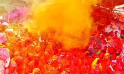 यूपी में जम कर उड़ा अबीर गुलाल यूपी में जम कर उड़ा अबीर गुलाल