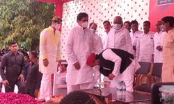 सैफई में अखिलेश व शिवपाल ने अलग-अलग मंचो पर मनाई होली सैफई में अखिलेश व शिवपाल ने अलग-अलग मंचो पर मनाई होली