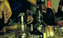 कोविड-19 सेंटर-चल रही थी शराब पार्टी-बनाया वीडियो-किया वायरल कोविड-19 सेंटर-चल रही थी शराब पार्टी-बनाया वीडियो-किया वायरल