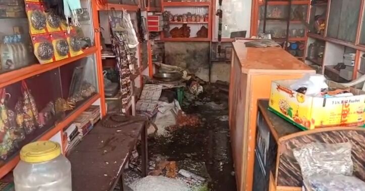 पूजा सामग्री की दुकान- हुआ धमाका- झुलस गये मां बेटा