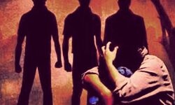 बाइक से उतारी- किया निर्वस्त्र- पति के सामने गैंगरेप