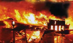 बन रहा था कपड़ा-लग गई आग-लाखों का माल हो गया खाक बन रहा था कपड़ा-लग गई आग-लाखों का माल हो गया खाक