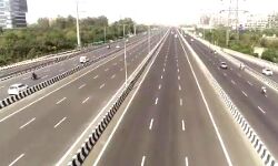 विकास से बढ़ी रफ्तार- सफर हुआ आसान- खुला एक्सप्रेसवे- दौडी गाड़ियां विकास से बढ़ी रफ्तार- सफर हुआ आसान- खुला एक्सप्रेसवे- दौडी गाड़ियां