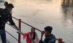 मास्क बांटकर दिया संदेश- दो गज दूरी- मास्क है जरूरी मास्क बांटकर दिया संदेश- दो गज दूरी- मास्क है जरूरी