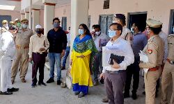 पंचायत चुनाव- गांवों में पहुंची डीएम- बोली कोई डराये तो हमें बताएं पंचायत चुनाव- गांवों में पहुंची डीएम- बोली कोई डराये तो हमें बताएं