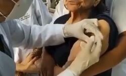 बुजुर्ग महिला- लगना था इंजेक्शन- जुटे तीन डॉक्टर बुजुर्ग महिला- लगना था इंजेक्शन- जुटे तीन डॉक्टर