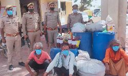 नकली शराब की फैक्ट्री पकडी- तीन गिरफ्तार- शराब बरामद- अन्य सामान भी मिला नकली शराब की फैक्ट्री पकडी- तीन गिरफ्तार- शराब बरामद- अन्य सामान भी मिला