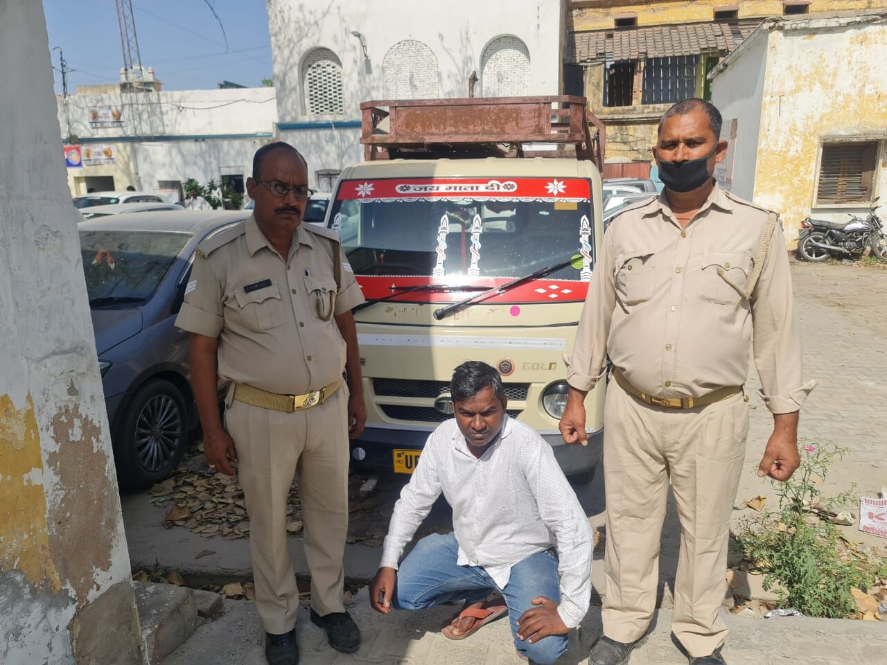 अवैध रुप से चल रही थी फैक्ट्री- बन रहा था मौत का सामान- एक गिरफ्तार अवैध रुप से चल रही थी फैक्ट्री- बन रहा था मौत का सामान- एक गिरफ्तार