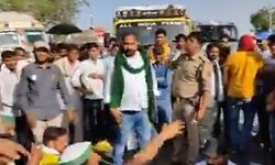 किसान आंदोलन- टिकैत के काफिले पर हमला-दिया धरना-भाजपा पर आरोप किसान आंदोलन- टिकैत के काफिले पर हमला-दिया धरना-भाजपा पर आरोप