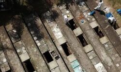 कोरोना का कहर- शव दफनाने को कम पडी जगह- खोद निकाले कंकाल