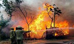 आग ने मचाई तबाही -3 लोगों की मौत 20 घर भी चपेट मैं आग ने मचाई तबाही -3 लोगों की मौत 20 घर भी चपेट मैं