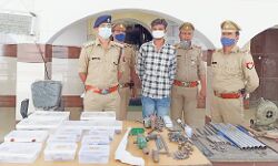 जंगल में ही लगा दी फैक्ट्री-बनाने लगा मौत का सामान जंगल में ही लगा दी फैक्ट्री-बनाने लगा मौत का सामान