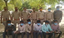 पंचायत चुनावः शराब बांट कर बनना चाहता था प्रधान-पहुंच गई पुलिस पंचायत चुनावः शराब बांट कर बनना चाहता था प्रधान-पहुंच गई पुलिस