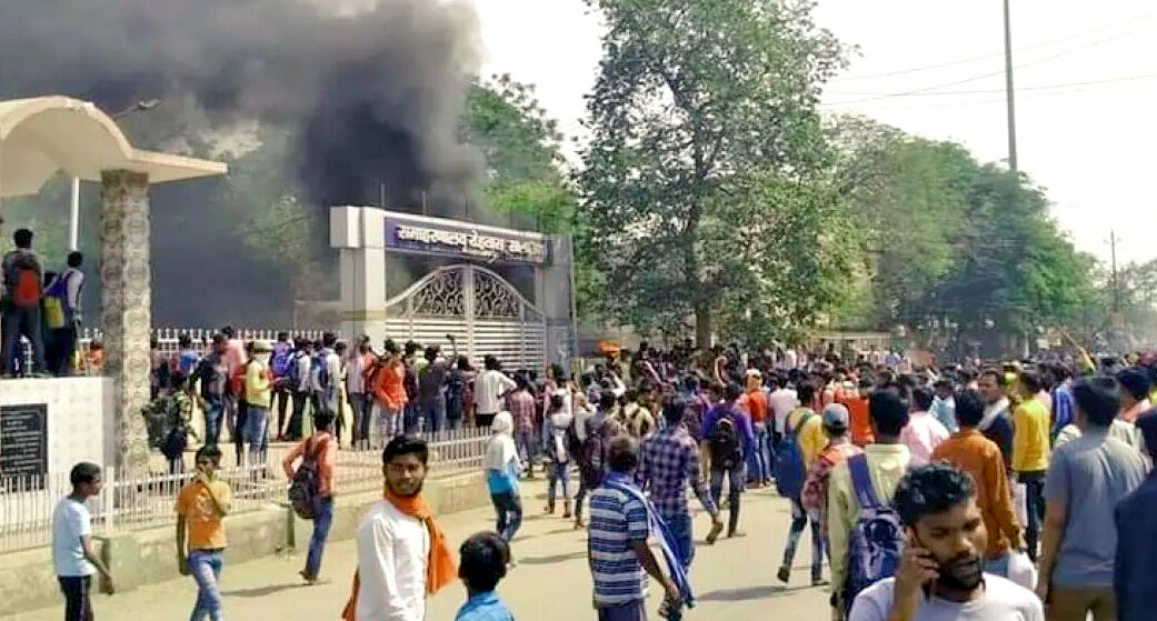 चुनाव हो सकते हैं-पढ़ाई क्यों नही?-की तोड़ फोड़ आगजनी
