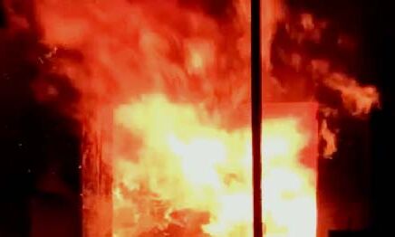 दुकान में लगी आग- दो मकान हुए जलकर राख