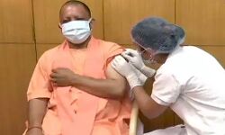 CM ने ली कोरोना वैक्सीन की पहली खुराक