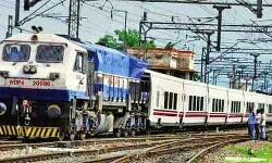 हुई राह आसान-टिकट से होगी रेल यात्रा हुई राह आसान-टिकट से होगी रेल यात्रा