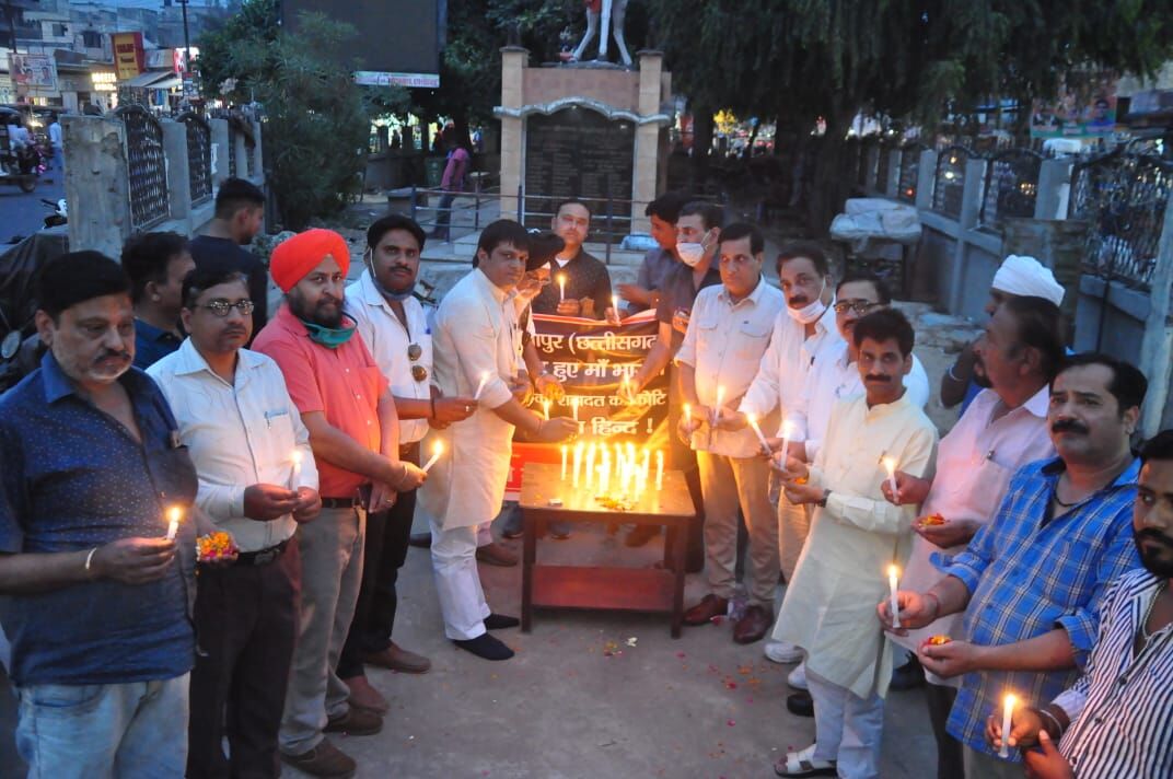 नक्सली हमले में शहीद हुए जवानों को दी भावभीनी श्रद्धांजलि