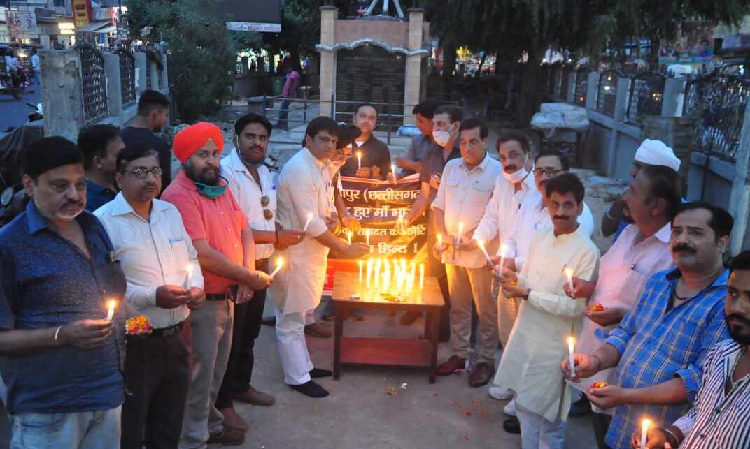 नक्सली हमले में शहीद हुए जवानों को दी भावभीनी श्रद्धांजलि