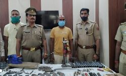 तमंचा बनाने की फोल्डिंग फैक्ट्री का भंडाफोड़-भारी मात्रा में सामान बरामद तमंचा बनाने की फोल्डिंग फैक्ट्री का भंडाफोड़-भारी मात्रा में सामान बरामद