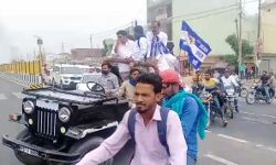 गाड़ियों के काफिले के बीच चंद्रशेखर ने निकाला रोड शो