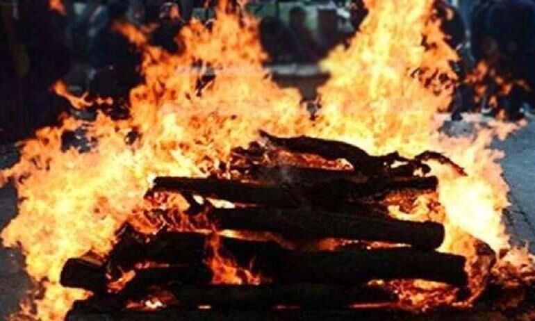 कोरोना से गई जान- कम पड़ी जगह- सभी का एक चिता पर अंतिम संस्कार कोरोना से गई जान- कम पड़ी जगह- सभी का एक चिता पर अंतिम संस्कार