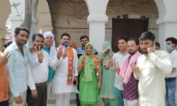 अमित बंजारा की पत्नी ने भरा पर्चा-मतदाताओं से जनसंपर्क में जुटे अमित बंजारा की पत्नी ने भरा पर्चा-मतदाताओं से जनसंपर्क में जुटे