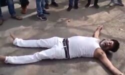 MLA का एसपी से विवाद- फाडे कपड़े- MLA बैठे धरने पर- लगाया आरोप MLA का एसपी से विवाद- फाडे कपड़े- MLA बैठे धरने पर- लगाया आरोप