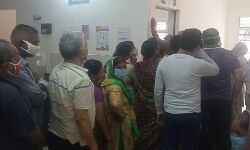 कोरोना टीकाकरण- नहीं है समुचित व्यवस्था, महिला पुरुष एक ही लाइन में