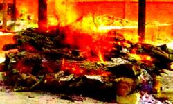 लापरवाही-भाभी का शव समझ नारायण ने कर दिया नफीसा का अंतिम संस्कार